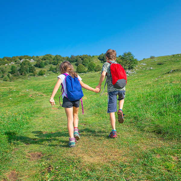 Niños caminando por el campo